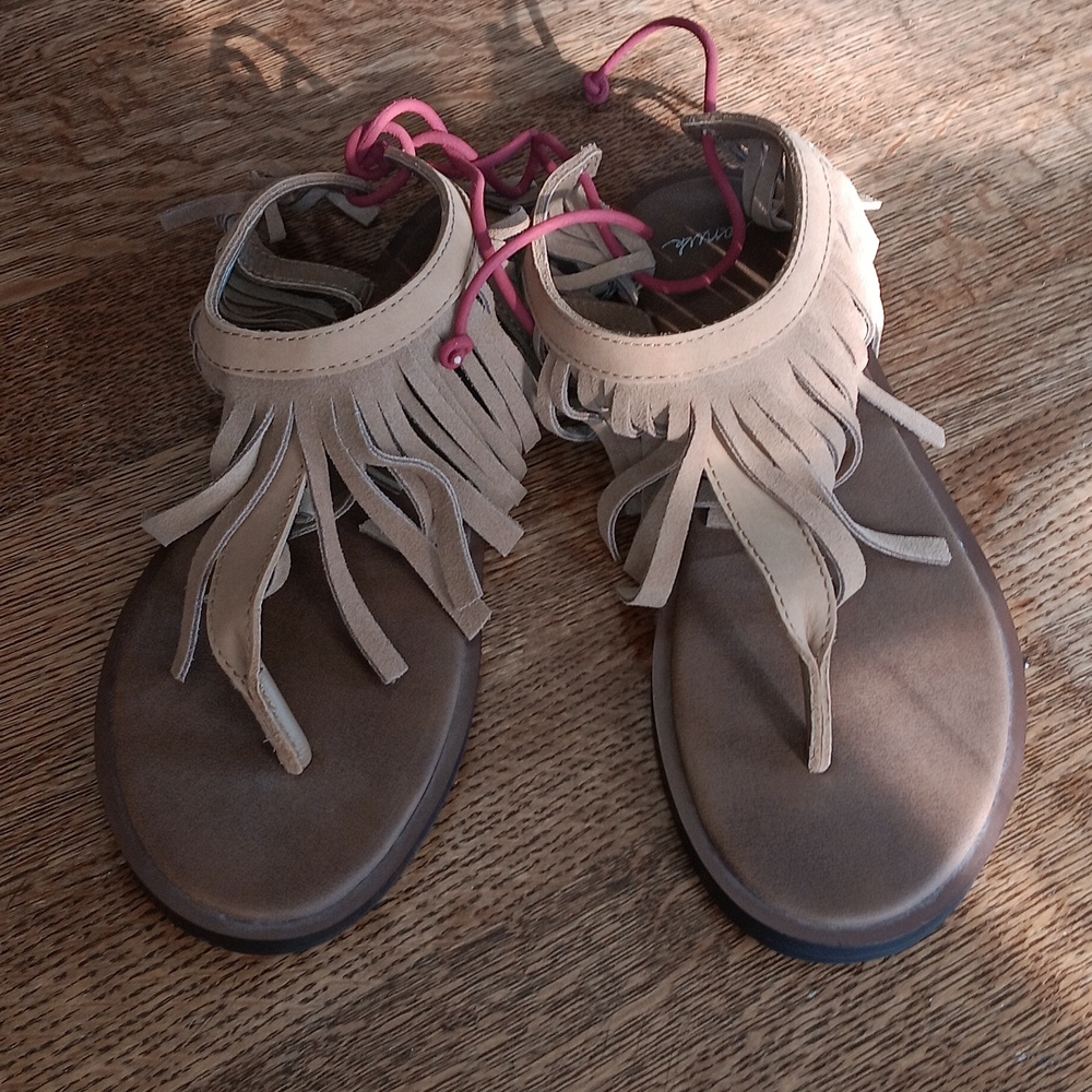 Size 8 SANUK TAN FRINGE SANDALS